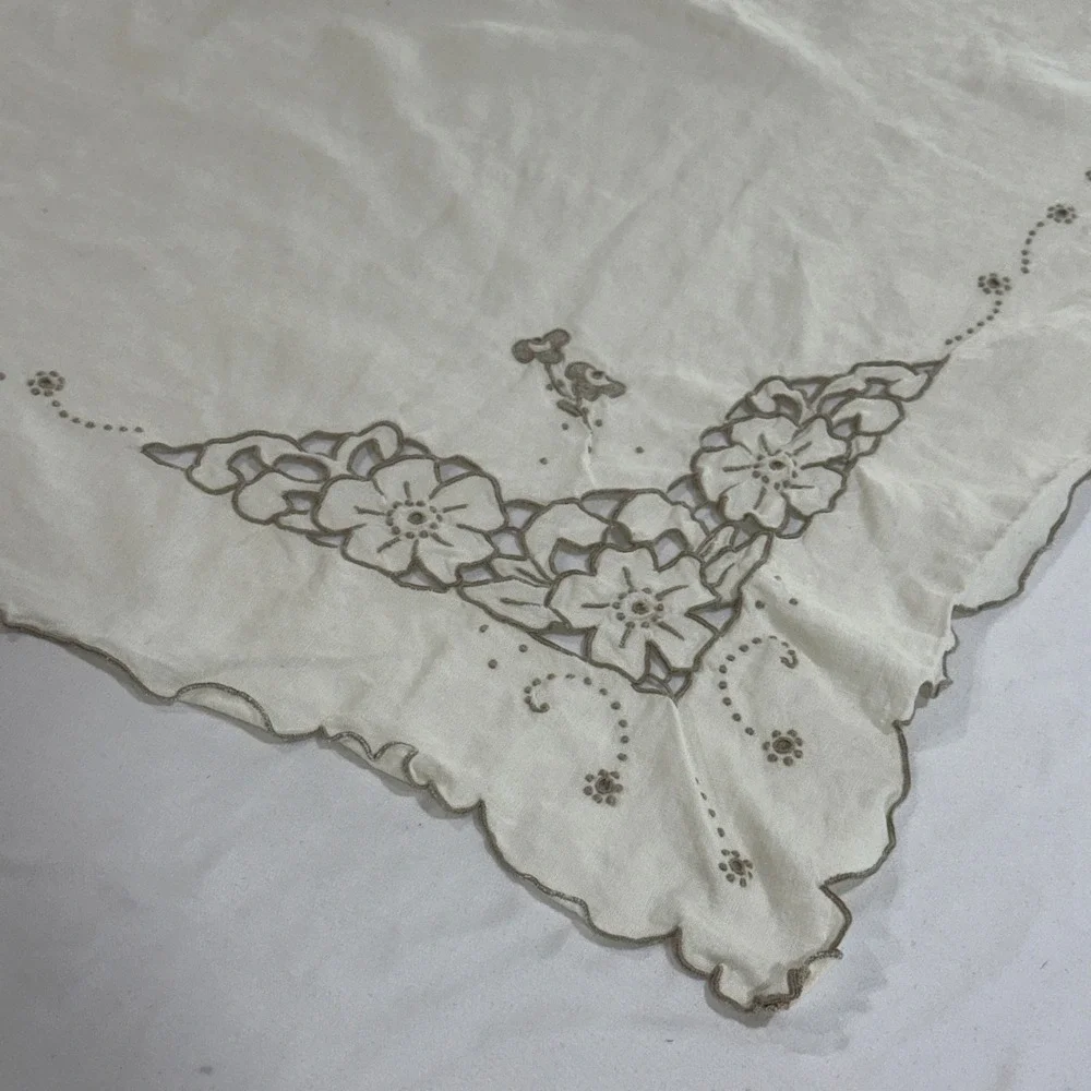 Vintage Linen Tablecloth 4 Napkins Cream Floral Cutwork Embroidery 33